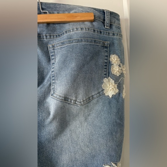 Beautiful AZI Women’s Jeans - Picture 3 of 5